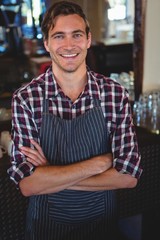 Obraz premium Smiling waiter with arms crossed