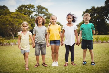 Obraz premium Children holding hands