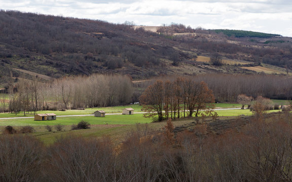 Era de pueblo en paisaje invernal con casetas o caba&ntilde;as de adobe que se usaban para guardar los aperos de Labranza