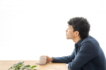 カフェでホットドリンクを飲む男性（コーヒー）