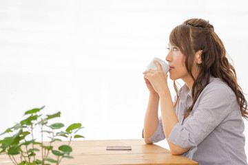 カフェでコーヒーを飲む女性