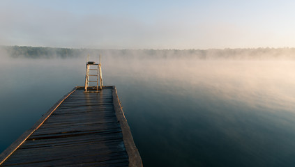 Naklejka premium morning mist on the lake