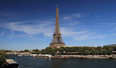 Fototapeta premium Paris, la tour Eiffel et la Seine vue de la voie Georges Pompidou