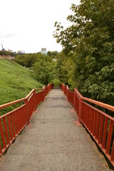 Лестница с оранжевыми перилами вниз