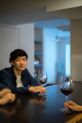 ワインを追加注文する男性2人