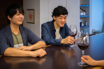 会話しながらワインを飲む2人の男性