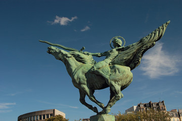 Paris, monument de la France renaissante du sculpteur danois Holger Wederkinch, sur le pont de...