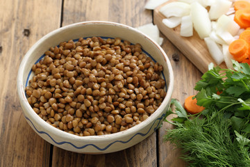 zuppa di lenticchie verdi in tegame di ceramica 