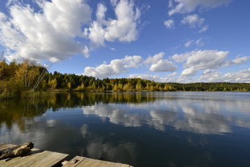 Голубое озеро с облаками осенью (Лыткарино)