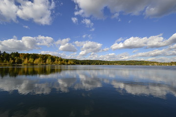 Голубое озеро с облаками осенью (Лыткарино)