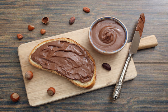 cioccolato fuso spalmato su fetta di pane