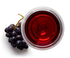 Glas rode wijn en druiven