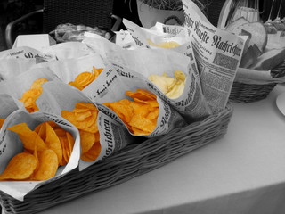 Pommes Chips in decorative paper part colored