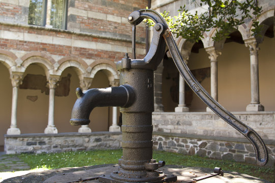 Abazia di Piona: pozzo e pompa per acqua/ Piona abbey: well and pump for water