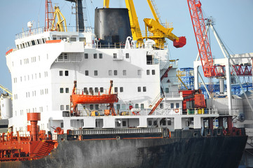 Fototapeta premium Bulk cargo ship under port crane