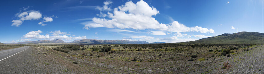 Patagonia, 23/11/2010: l'acqua azzurra del Lago Argentino, il più grande lago d'acqua dolce in Argentina, nel Parco Nazionale Los Glaciares, alimentato dal disgelo dei ghiacciai