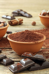 cacao in polvere su sfondo rustico