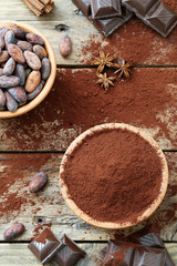 cacao in polvere su sfondo rustico