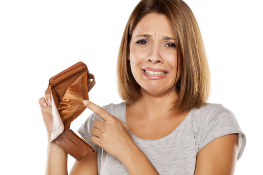 unhappy woman shows her empty wallet