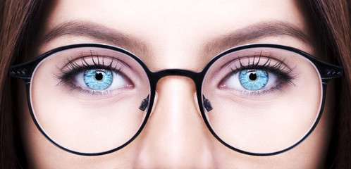 Beautiful young woman wearing glasses. Close-up shot - obrazy, fototapety, plakaty