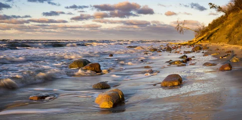 Fototapete Küste Abendsturm auf der Ostsee, die Wellen brechen an der Klippe