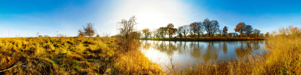 Fototapeta na wymiar Panorama einer herbstlichen Landschaft mit Fluss