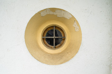  Round window.