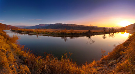 Fototapeta na wymiar Zachód słońca nad rzeka Poprad w Muszynie