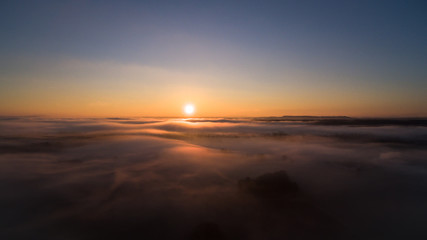 Fototapeta na wymiar Sonnenaufgang über den Wolken