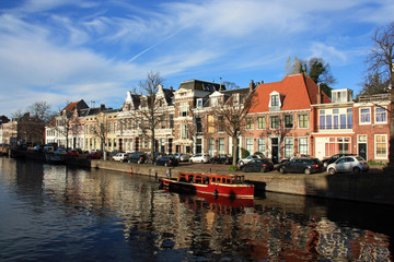 Fototapeta premium Petit canal de charme à Haarlem, Pays-Bas