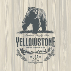 Obraz premium Медведь Гризли, Национальный парк Уеллоустоун, иллюстрация, вектор, на деревянном фоне