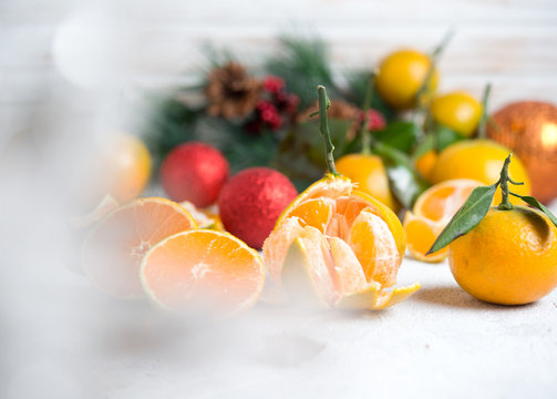 New Year's scenery, Christmas tree decorations and tangerines
