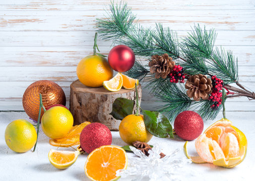 New Year's scenery, Christmas tree decorations and tangerines
