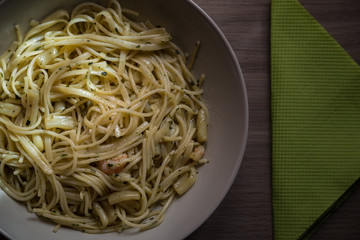 Plato de espagueti y pescado