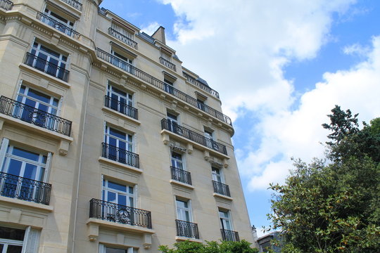 Façades d’immeuble parisien, France
