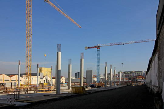 recupero di vecchi edifici industriali e nuove costruzioni a Milano; il cantiere