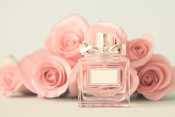 Vintage perfume bottle and pink roses - 128794323
