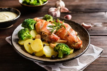 Photo sur Plexiglas Plats de repas Roasted rabbit meat with potato and broccoli