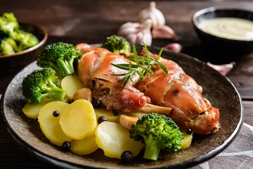 Photo sur Plexiglas Plats de repas Viande de lapin rôtie avec pomme de terre et brocoli