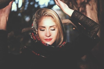 Fototapeta premium A girl with beautiful eyes and the sun