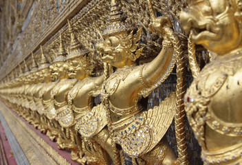 Fototapeta premium Goldene Figuren beim Großen Palast in Bangkok, Thailand