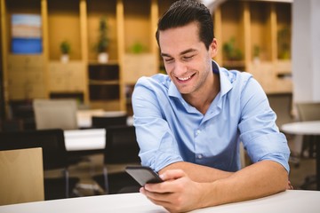 Obraz premium Businessman using phone