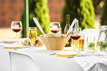 Crédence de cuisine en verre imprimé Pique-nique Table with food and drinks served for picnic