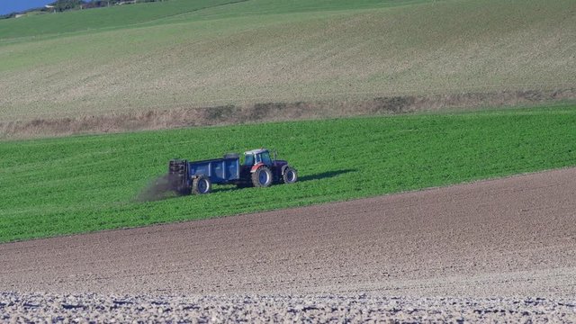 &eacute;pandage dans les champs