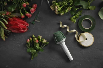 Crédence de cuisine en verre imprimé Fleuriste Beautiful flowers and florist equipment on dark background