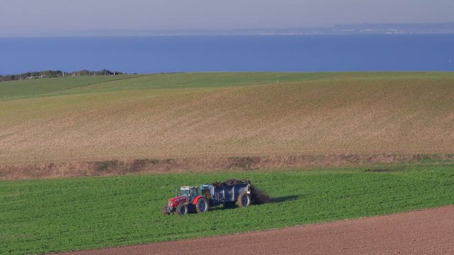 &eacute;pandage dans les champs
