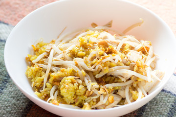 Japanese cuisine, fried curry rice and bean sprouts