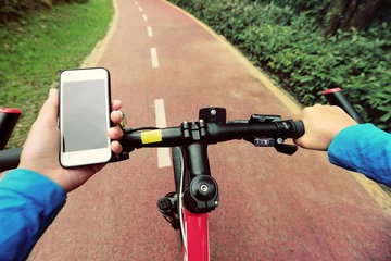 Crédence de cuisine en verre imprimé Vélo use smarphone app for navigation while bike ride in the forest.
