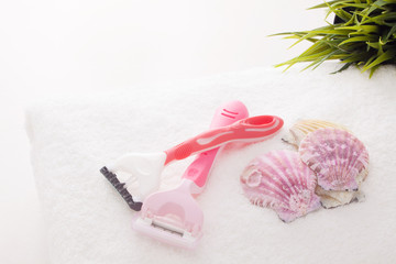 タオルの上に２本のカミソリ　緑