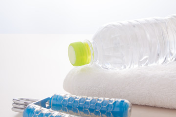 水とタオルとトレーニング器具